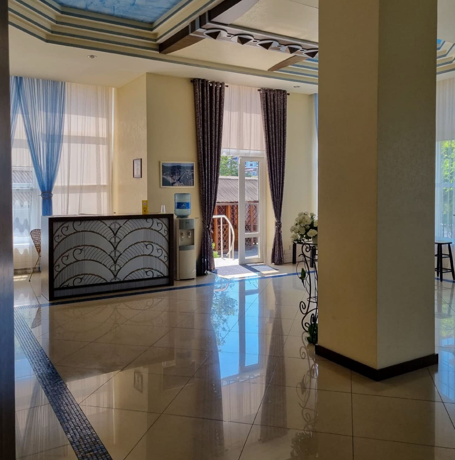 Холл с ресепшн, первый этаж дома у моря