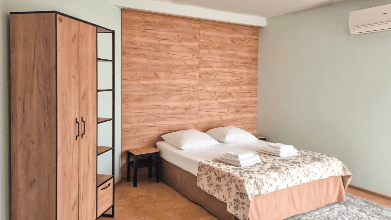 Меблированная комната с кондиционером